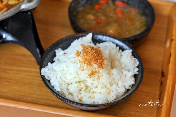 ▲▼台中后里CP值超高的板燒料理，白飯咖哩吃到飽。（圖／部落客水晶安蹄提供）