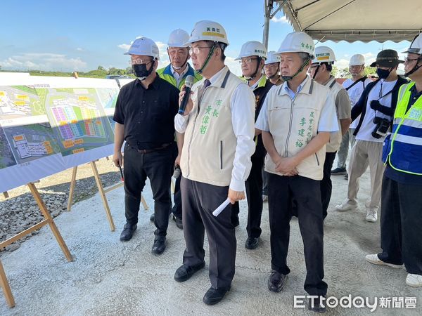 ▲台南市長黃偉哲聽取建築師與動保處簡報學甲多功能教育園區工程進度與未來規劃，期許加快進度完工。（圖／記者林東良翻攝，下同）