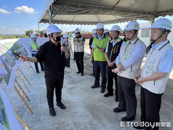 ▲台南市長黃偉哲聽取建築師與動保處簡報學甲多功能教育園區工程進度與未來規劃，期許加快進度完工。（圖／記者林東良翻攝，下同）