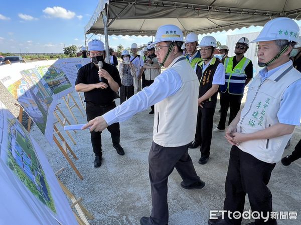 ▲台南市長黃偉哲聽取建築師與動保處簡報學甲多功能教育園區工程進度與未來規劃，期許加快進度完工。（圖／記者林東良翻攝，下同）