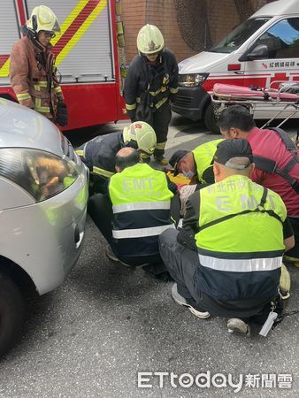 ▲▼日本女遊客逛鶯歌遭車撞，卡車底被救出             。（圖／記者陳以昇翻攝）