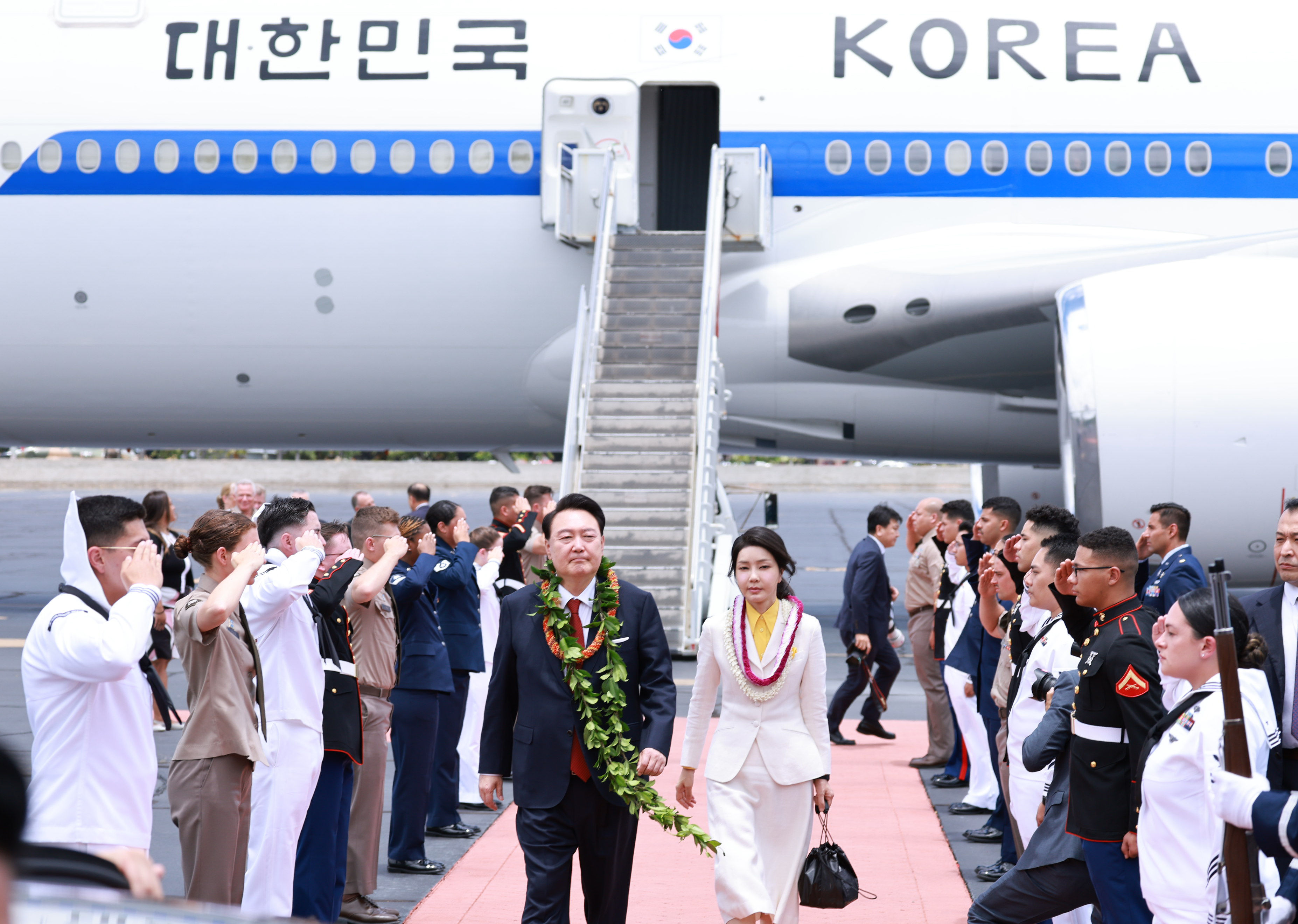 ▲▼南韓總統尹錫悅夫婦飛抵檀香山，走出空軍1號專機。（圖／達志影像／newscom）