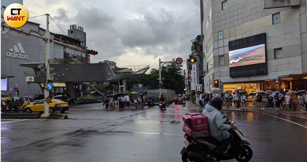 北市新中山商圈自今年4月起就遭人不斷大量檢舉，如今至少上百家進駐的商家，竟全數不合法。(圖／林冠吟攝)