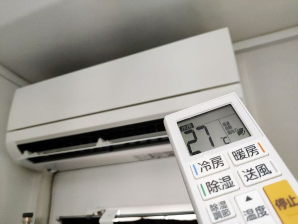 空調達人建議睡前2小時先開冷氣，有助於幫牆面降溫。（示意圖，photoAC）