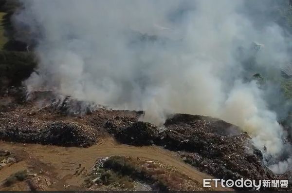 ▲苗栗市西山垃圾場延燒第4天，消防人員頂著高溫和有毒氣體，持續奮戰中。（圖／消防局提供）