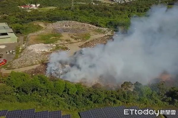 ▲苗栗市西山垃圾場延燒第4天，消防人員頂著高溫和有毒氣體，持續奮戰中。（圖／消防局提供）