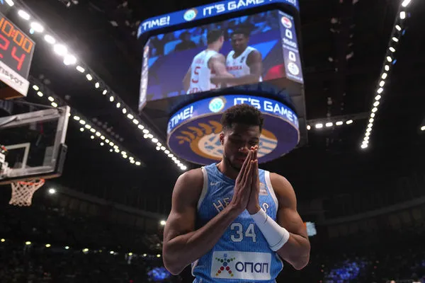 ▲「字母哥」安戴托昆波(Giannis Antetokounmpo)擔任本次奧運希臘代表團掌旗官。（圖／達志影像／美聯社）