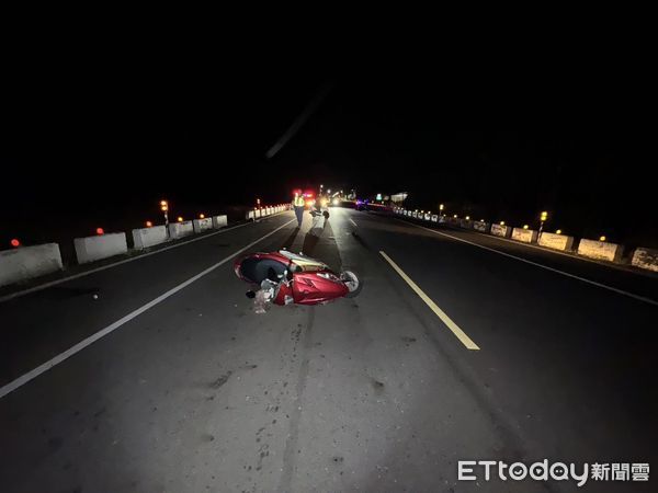 ▲林姓婦人騎機車與狗發生碰撞，人車倒地，送醫不治           。（圖／記者陳崑福翻攝）