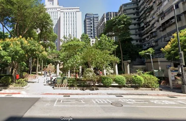 ▲▼北市男子倒臥公園涼亭明顯死亡。(圖／翻攝Google Map）