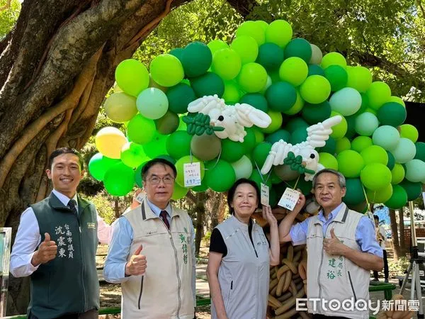 ▲台南市長黃偉哲10日出席於台南公園辦理的記者會，邀請民眾認識老樹，重視老樹，進而保護老樹，農業部次長杜文珍、市議員沈震東皆到場表達支持。（圖／記者林東良翻攝，下同）