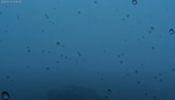 ▲雨水打濕鏡頭。（圖／翻攝自YouTube／象山看台北-4K即時影像，下同）