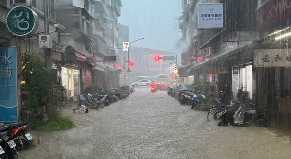 ▲▼        臺北信義區淹水     。（圖／翻攝記者爆料網）