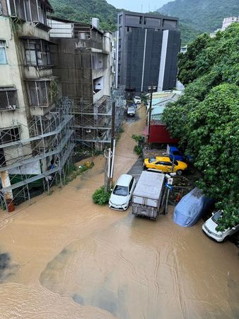 ▲▼        臺北信義區淹水     。（圖／翻攝記者爆料網）