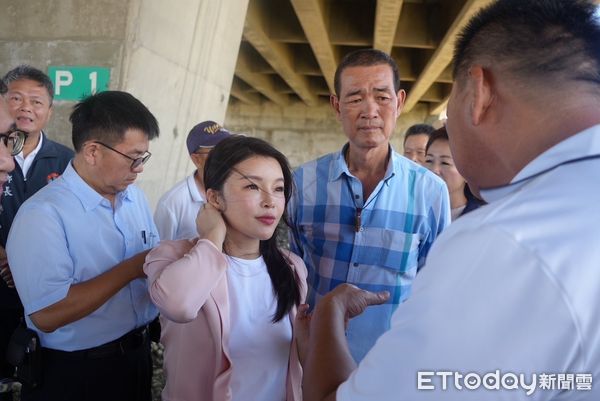 ▲立法委員張嘉郡今日會同雲林縣副議長蔡咏鍀，邀請漁業署副署長陳建佑會勘口湖鄉新港南道，並聽取縣政府水利處簡報改善計畫，盼爭取經費改善。（圖／記者蔡佩旻翻攝）