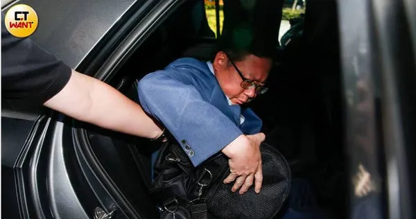 鄭文燦9日交保後步出法院。（圖／黃耀徵攝）