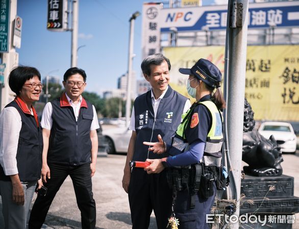 ▲北市警察局長李西河率北市警分局長在尖峰時間搭車進內湖體會用路人通勤體驗。（圖／記者張君豪翻攝）