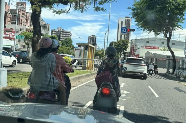 ▲機車族躲太陽小心受罰。（圖／翻攝自爆料公社）