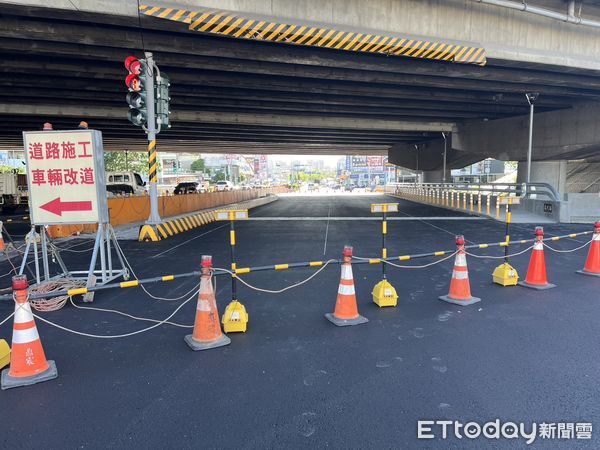 ▲台南萬代橋路面改善工程進行，16日暫時封閉南側橋梁請人車改道。（圖／記者林東良翻攝，下同）