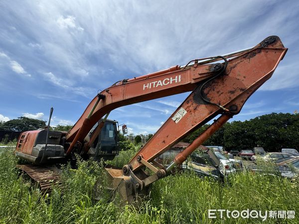 ▲苗栗地檢署檢察長蔡宗熙上午率隊，會勘後龍鎮被傾倒廢土案，宣示打擊不法的決心。（圖／記者楊永盛攝）