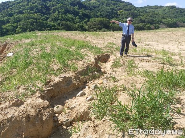 ▲苗栗地檢署檢察長蔡宗熙上午率隊，會勘後龍鎮被傾倒廢土案，宣示打擊不法的決心。（圖／記者楊永盛攝）