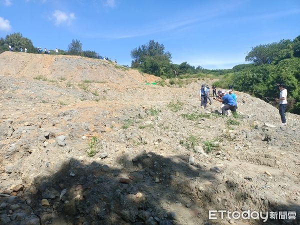 ▲苗栗地檢署檢察長蔡宗熙上午率隊，會勘後龍鎮被傾倒廢土案，宣示打擊不法的決心。（圖／記者楊永盛攝）