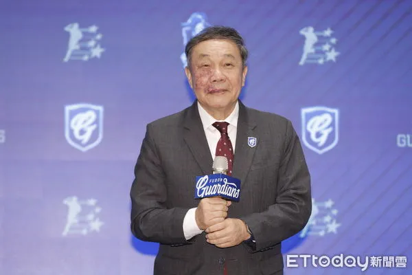 ▲▼富邦悍將7/11為張育成舉辦加盟記者會，歡迎張育成回到台灣，正式加盟富邦悍將。記者會除了中職會長蔡其昌、富邦育樂陳昭如總經理、富邦悍將林華韋領隊、富邦悍將郭泰源副領隊出席外，張育成也在太太兩個小孩的陪同下出席。（圖／記者湯興漢攝）