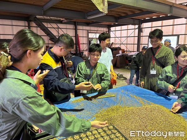 ▲中華醫大校長孫逸民（前排右五）等拜會日本宮崎縣立飯野高校，雙方並簽署合作意向書。（圖／記者林東良翻攝，下同）