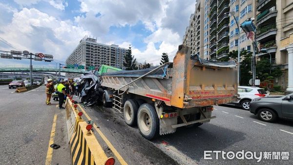 ▲▼砂石車與轎車發生擦撞，轎車駕駛輕傷自行爬出             。（圖／記者陳以昇翻攝）