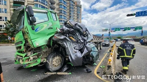 ▲▼砂石車與轎車發生擦撞，轎車駕駛輕傷自行爬出             。（圖／記者陳以昇翻攝）