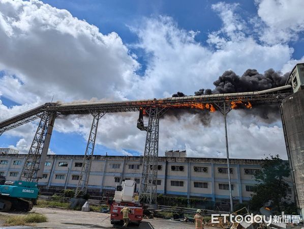 ▲台南市新營區太子路一家紙業工廠倉庫輸送裝置，11日下傳出火警，現場冒出火及大量濃煙，消防人員射水撲滅。（圖／民眾提供，下同）