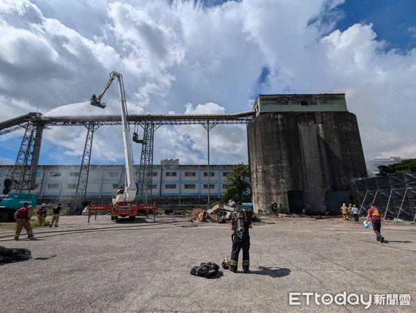 ▲台南市新營區太子路一家紙業工廠倉庫輸送裝置，11日下傳出火警，現場冒出火及大量濃煙，消防人員射水撲滅。（圖／民眾提供，下同）