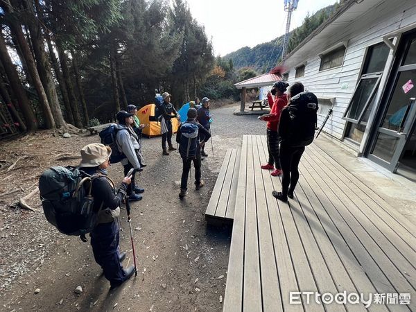 ▲武陵農場櫻花季停車證搶手，接駁車業者涉變造個資被查獲法辦。（圖／雪霸國家公園管理處提供）