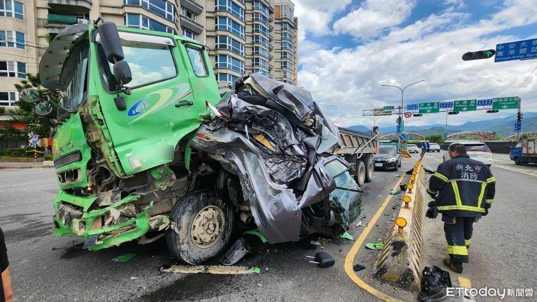 新店驚悚車禍畫面曝！轎車猛撞聯結車變廢鐵　駕駛奇蹟輕傷 | ETtoday社會新聞 | ETtoday新聞雲