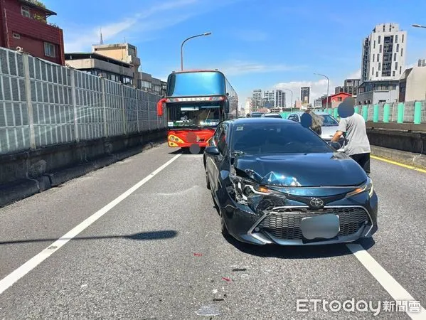 ▲▼台北市議員顏若芳遭遊覽車追撞。（圖／記者張君豪翻攝）