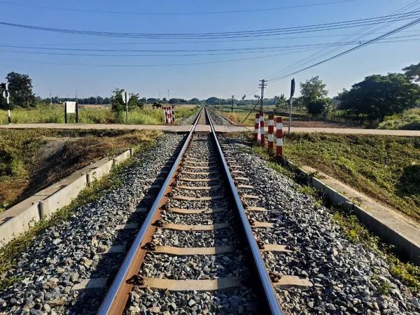 ▲▼泰國一輛皮卡穿越平交道時被火車撞飛，造成車上5人死亡，2人重傷送醫。（圖／翻攝自Facebook）