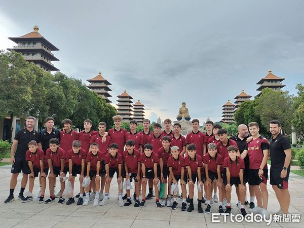 ▲高雄市長陳其邁與西班牙LALIGA Cádiz CF(卡迪斯足球俱樂部)青少年選手           。（圖／記者吳奕靖翻攝）