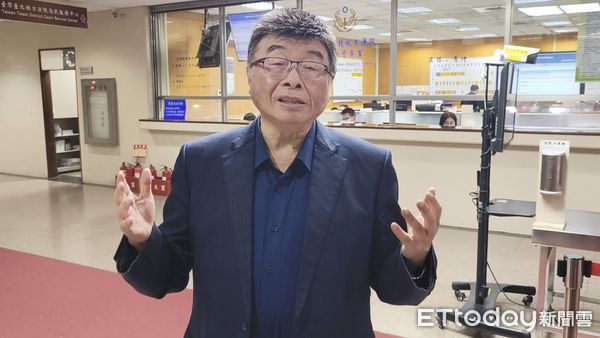 ▲▼前立委邱毅被昔日學生、農業部前部長陳吉仲提告涉嫌加重誹謗，11日到台北地院出庭後受訪。（圖／記者黃哲民攝）