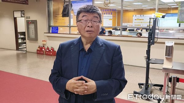 ▲▼前立委邱毅被昔日學生、農業部前部長陳吉仲提告涉嫌加重誹謗，11日到台北地院出庭後受訪。（圖／記者黃哲民攝）