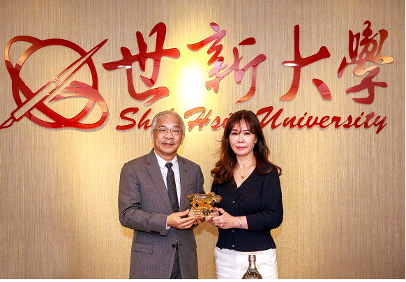 圖一：世新大學獲泰元國際開發捐助經費投入學術活動，校長陳清河致贈「熱心助學」紀念碑。（圖／世新大學提供）