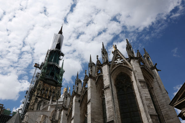 ▲▼法國北部盧恩主教座堂（Rouen Cathedral）尖塔起火。（圖／路透社）