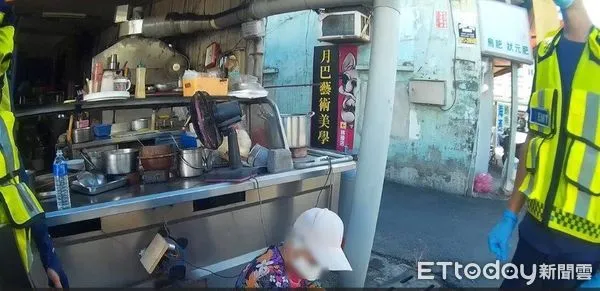 ▲東港警分局林邊分駐所警員翁銘鴻、吳潔盈協助陳婦就醫             。（圖／記者陳崑福翻攝）