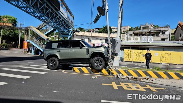 ▲張男開進口高檔的LAND ROVER Defender休旅車，疲勞駕駛偏移車道衝撞號誌桿。（圖／記者楊永盛翻攝）