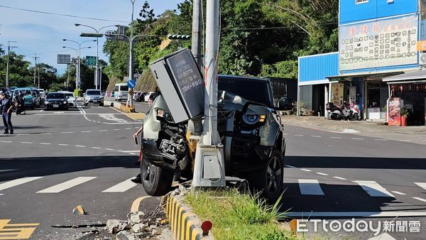 ▲張男開進口高檔的LAND ROVER Defender休旅車，疲勞駕駛偏移車道衝撞號誌桿。（圖／記者楊永盛翻攝）