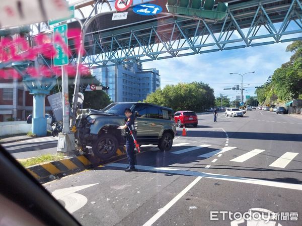 ▲張男開進口高檔的LAND ROVER Defender休旅車，疲勞駕駛偏移車道衝撞號誌桿。（圖／記者楊永盛翻攝）