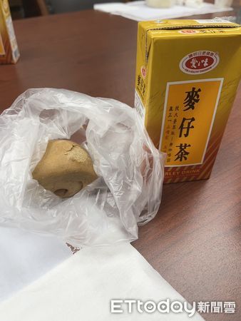 ▲▼   徐巧芯發黑糖饅頭+麥仔茶     。（圖／記者崔至雲攝）