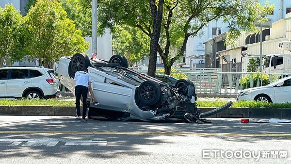 ▲▼楠梓翻車             。（圖／記者陳宏瑞攝）