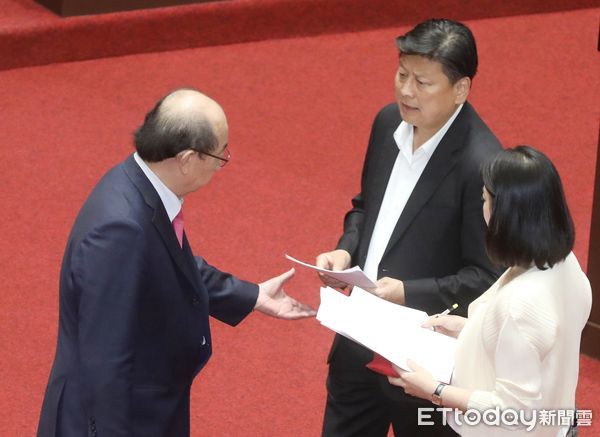 ▲▼立法院院會 朝野黨鞭 柯建銘 傅崑萁穿梭議場內 針對法案頻頻溝通。（圖／記者屠惠剛攝）