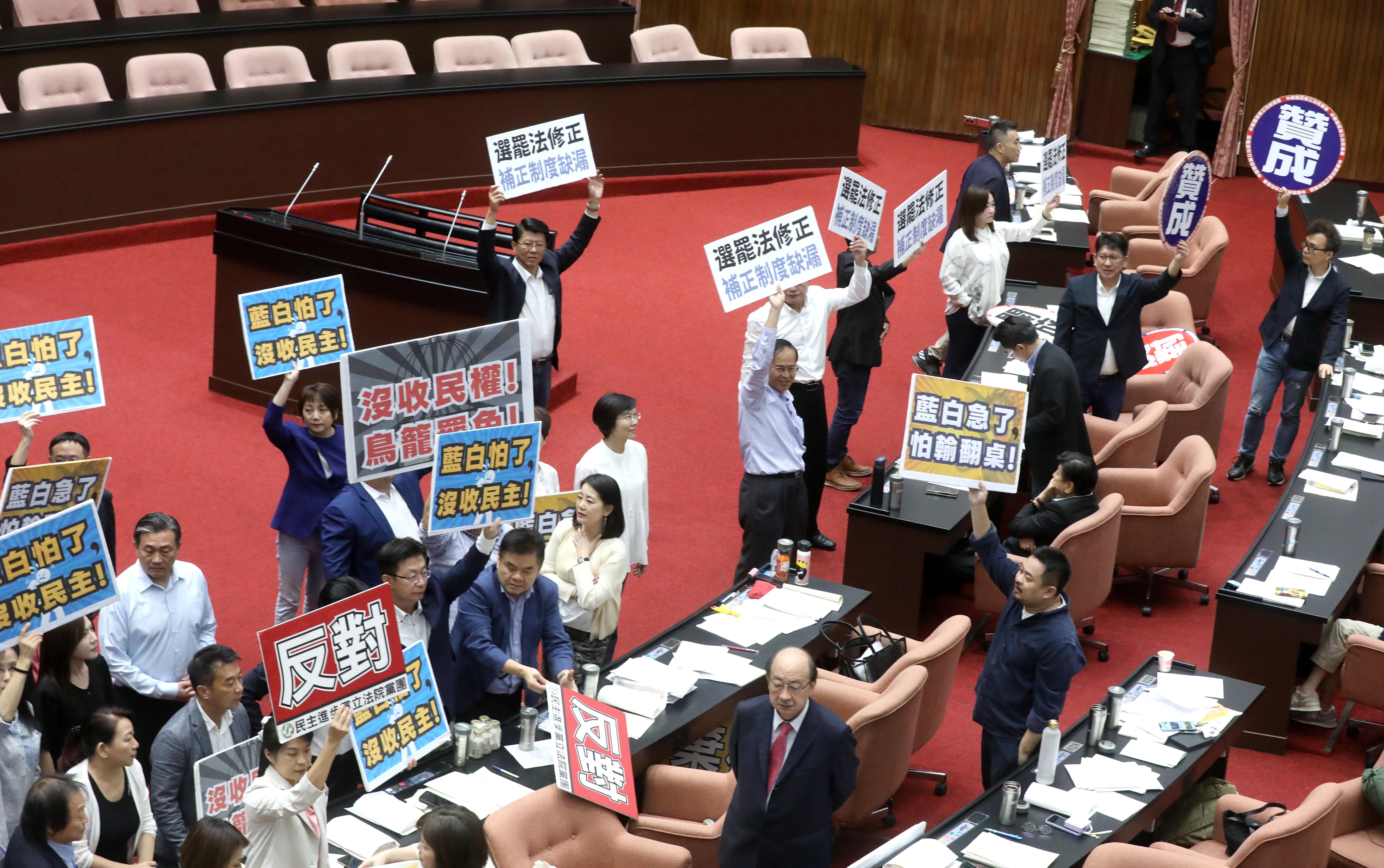 ▲▼國民黨提議選罷法逕付二讀 朝野表決 舉牌表達立場。（圖／記者屠惠剛攝）