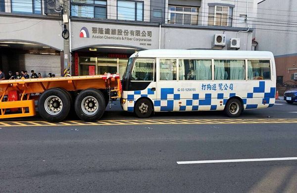 ▲14名基督徒下車後當街禱告、念聖經「壓驚」。（圖／老師提供）