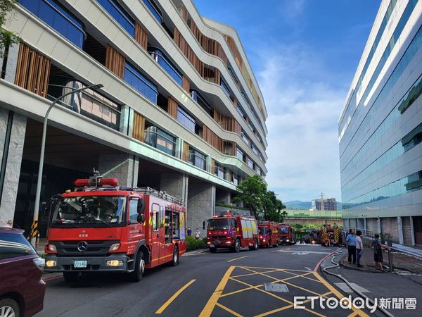 ▲▼▲清潔員收垃圾見竄黑煙，大樓住家充電設備起火，屋主滅火手部灼傷。(圖／記者邱中岳翻攝）